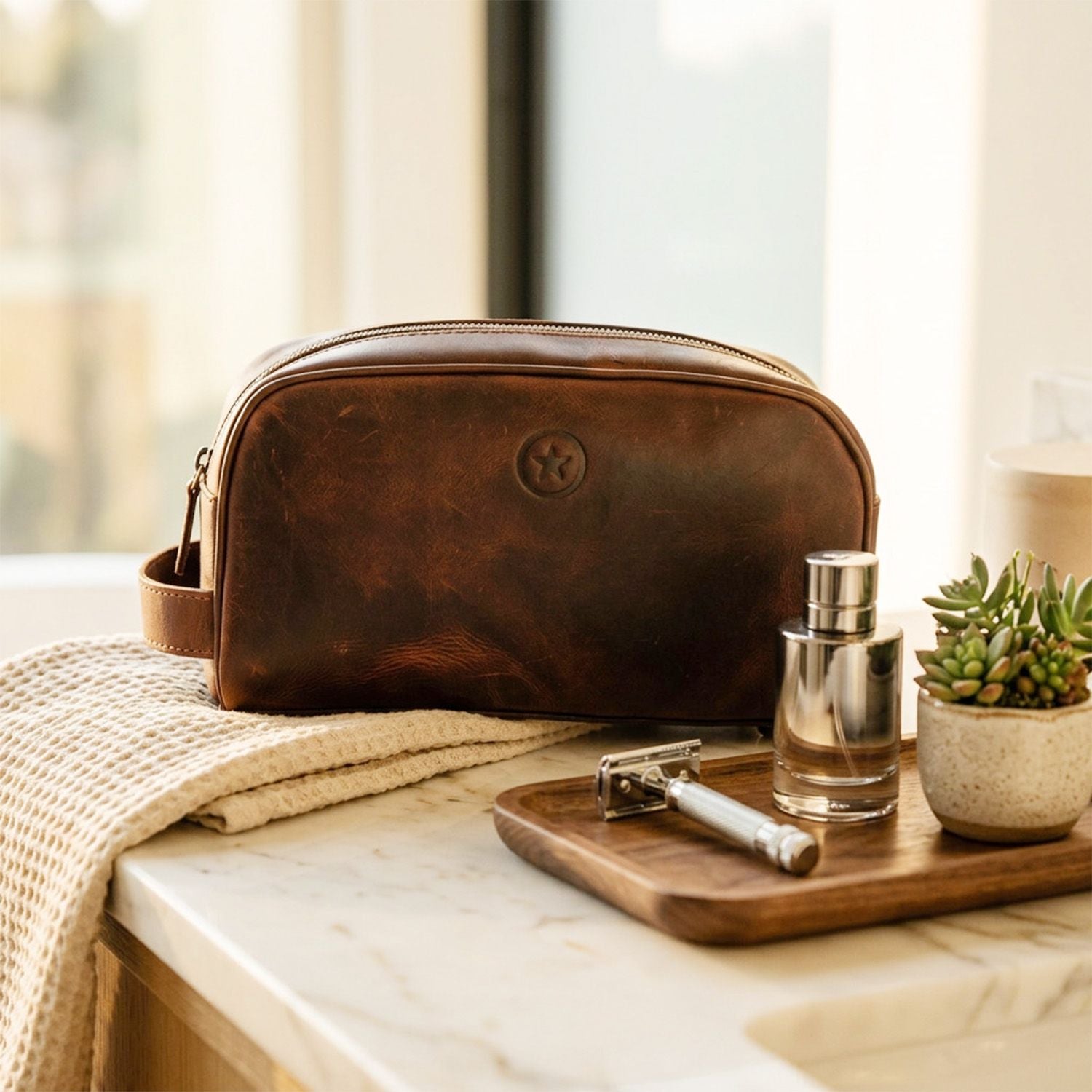 Leather Toiletry Bag for Men Leather Unisex Make-up Bag Travel Dopp Kit