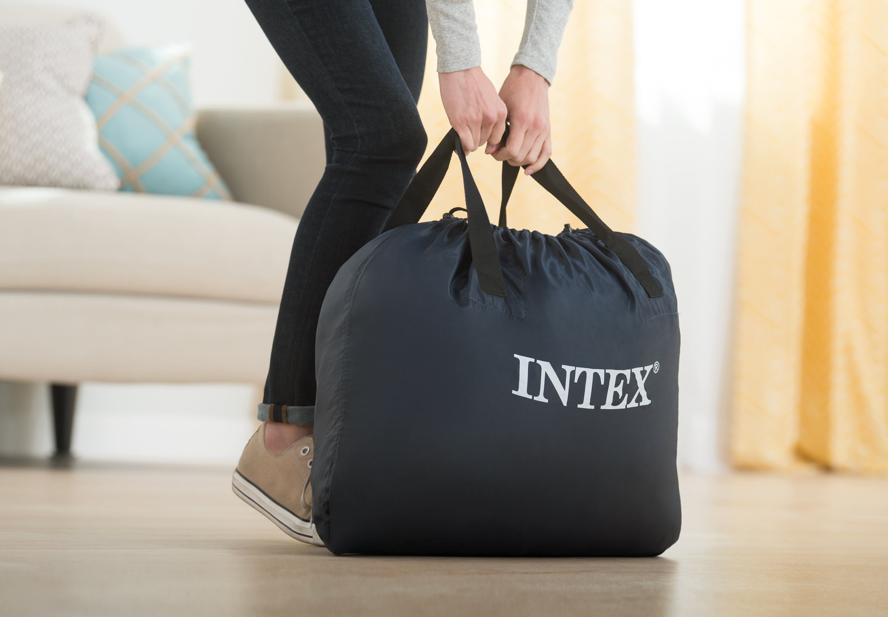 Inflatable Mattresses: Intex Queen Ultra Plush Airbed 152cm x 203xm x 46cm 64428