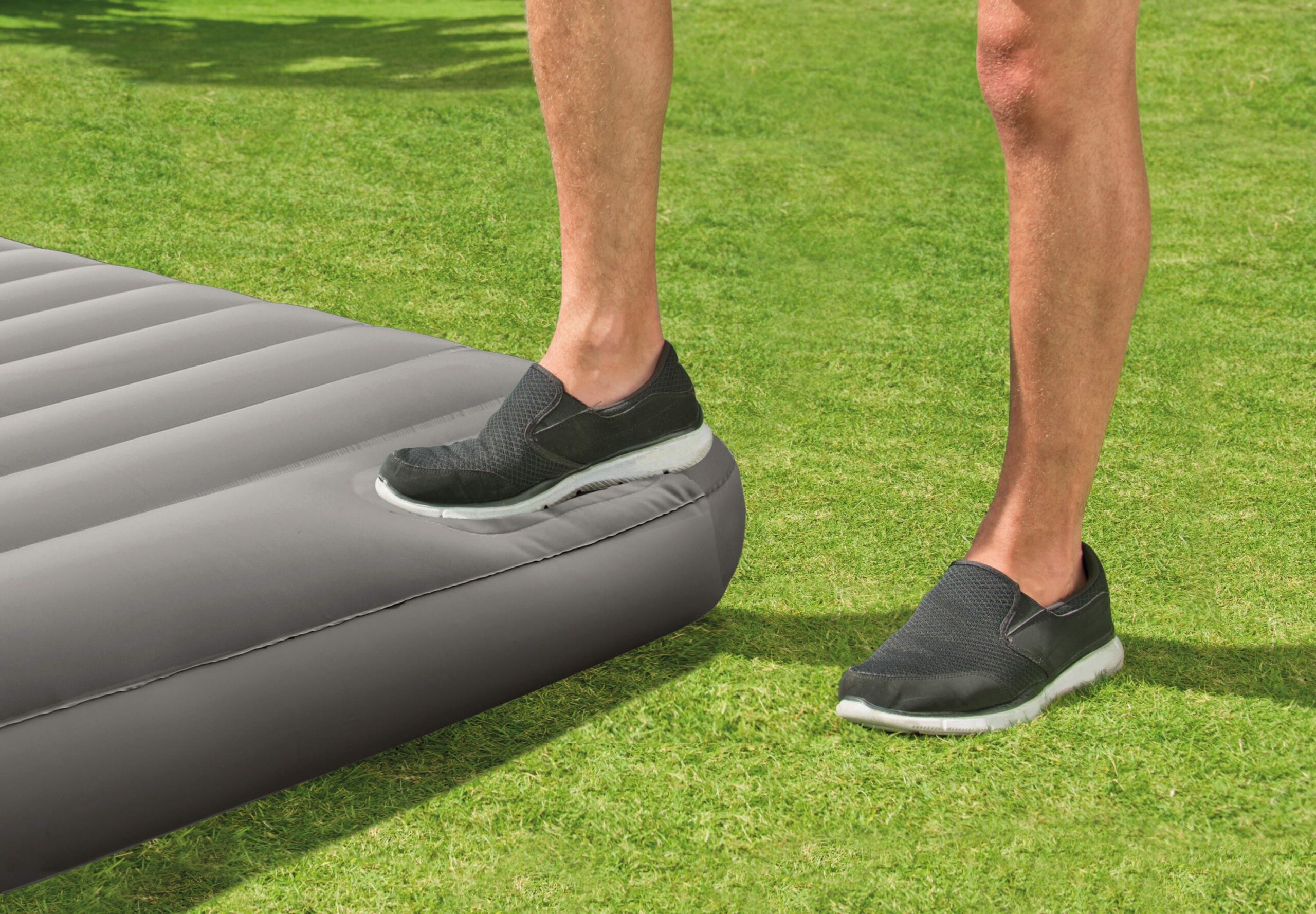 Inflatable Mattresses: JR. Twin Classic Airbed With Built in Pump