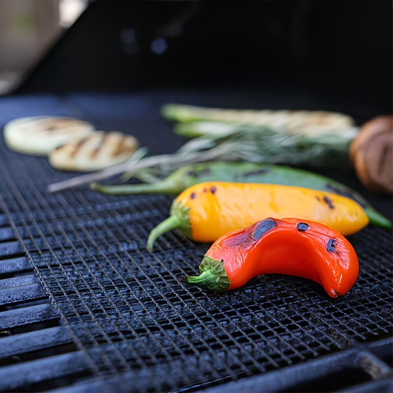 Black 3-Pack Premium Non-Stick PTFE Grill Mesh Mats - Reusable, easy-to-clean round wire mesh mats, perfect for outdoor grilling, ideal for chicken wings, etc., an essential cooking accessory for homes and dormitories.