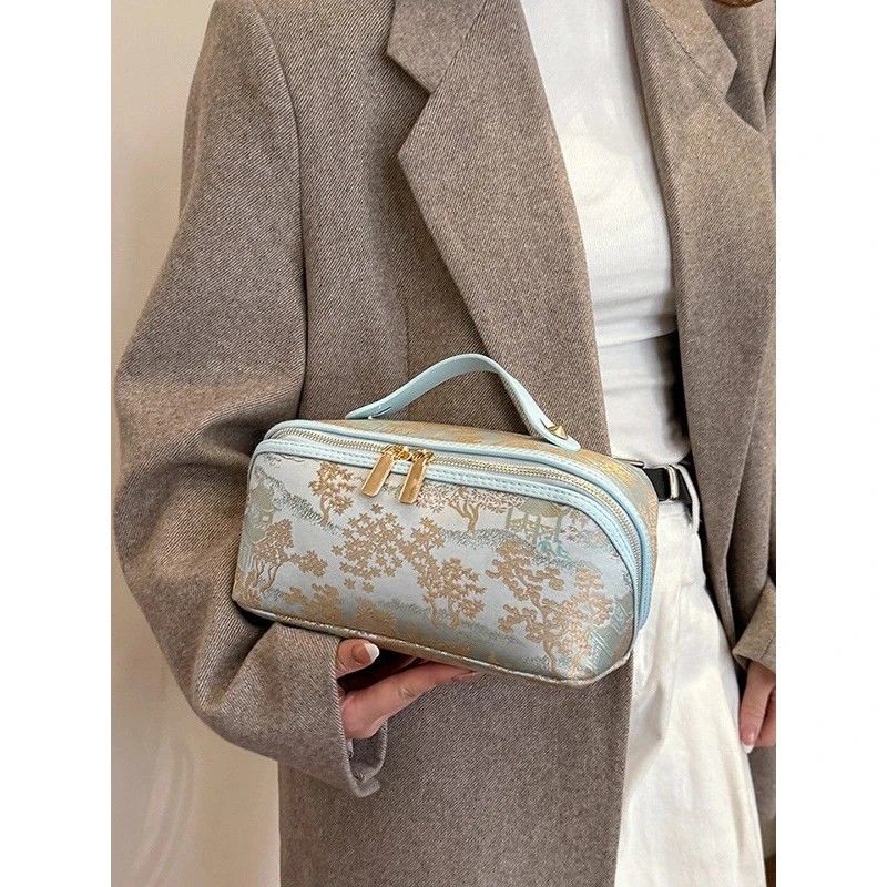 ✨ Large Capacity 3D Makeup Bag | Jacquard Fabric + Metal Zipper | Multi-Compartment Organizer, Fits Full Skincare & Makeup for Commute & Travel!/WHITE