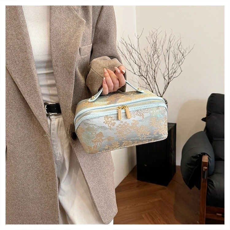 ✨ Large Capacity 3D Makeup Bag | Jacquard Fabric + Metal Zipper | Multi-Compartment Organizer, Fits Full Skincare & Makeup for Commute & Travel!/silver gray