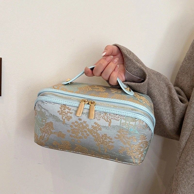 ✨ Large Capacity 3D Makeup Bag | Jacquard Fabric + Metal Zipper | Multi-Compartment Organizer, Fits Full Skincare & Makeup for Commute & Travel!/BLUE