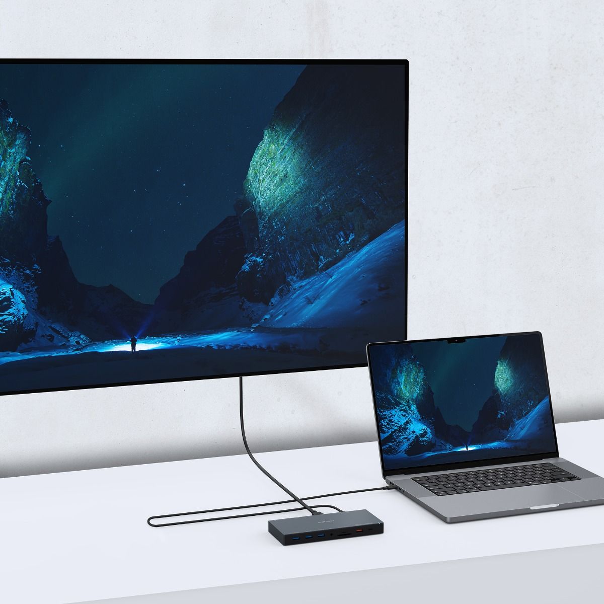 Computer Monitors & Accessories: mbeat 15-in-1 Triple Display USB-C Dock (2 x HDMI & 1 x Display Port)
