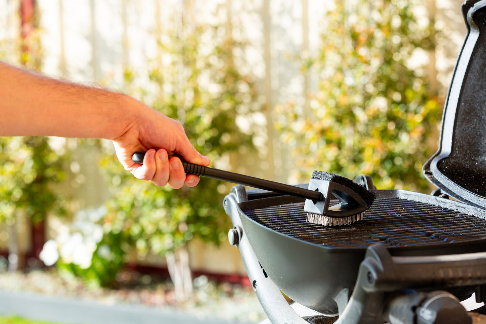 BBQ Cleaning: Stainless Steel BBQ Brush and Scraper Blade