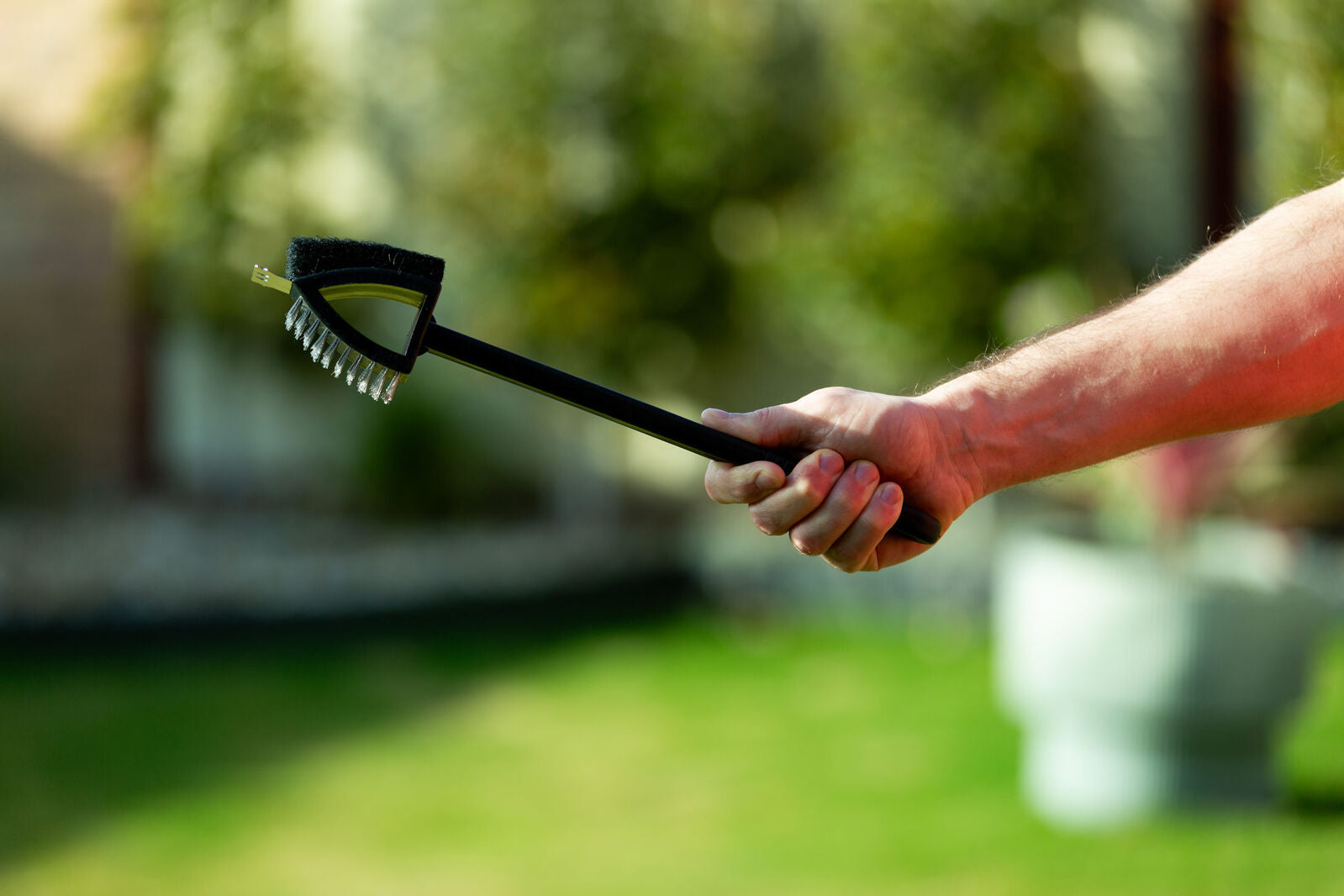BBQ Cleaning: Stainless Steel BBQ Brush and Scraper Blade