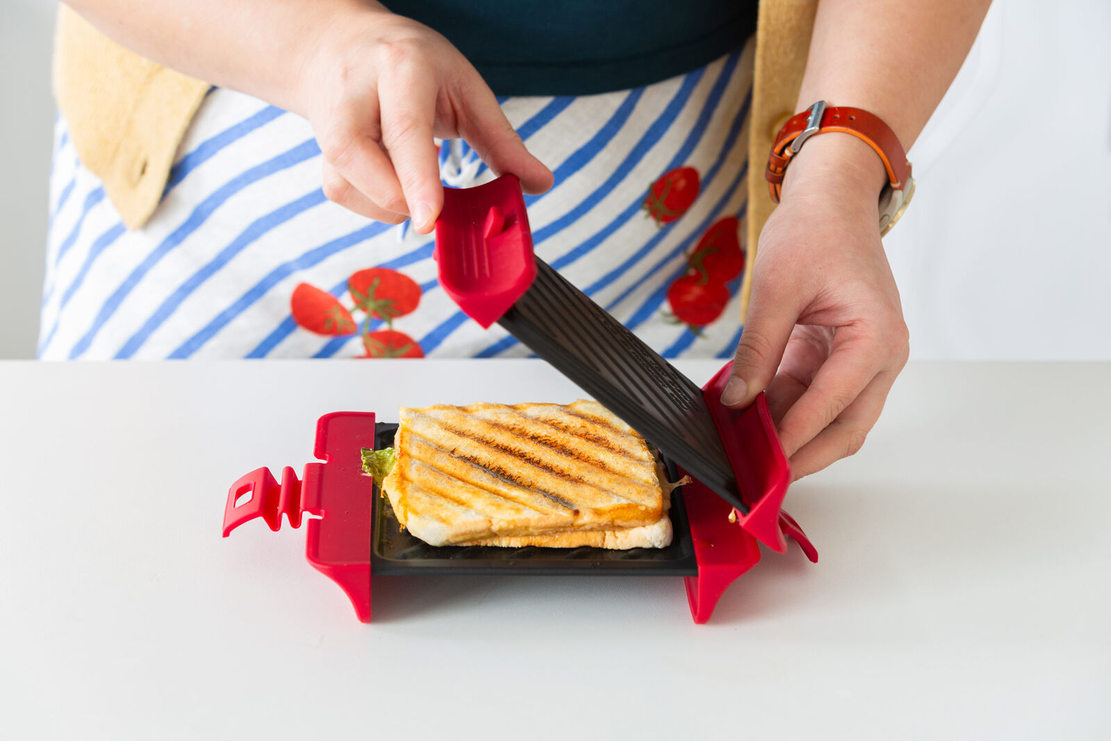 Skillets & Frying Pans: Compact Microwave Sandwich Maker Non-Stick Grill Plates for Quick Meals at Home, Work, or Travel