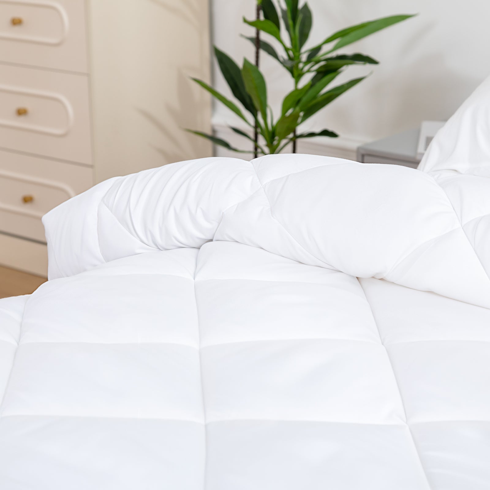 Quilts & Duvets: Microfiber/Bamboo Blend, Hypoallergenic & Antibacterial Quilt - Queen