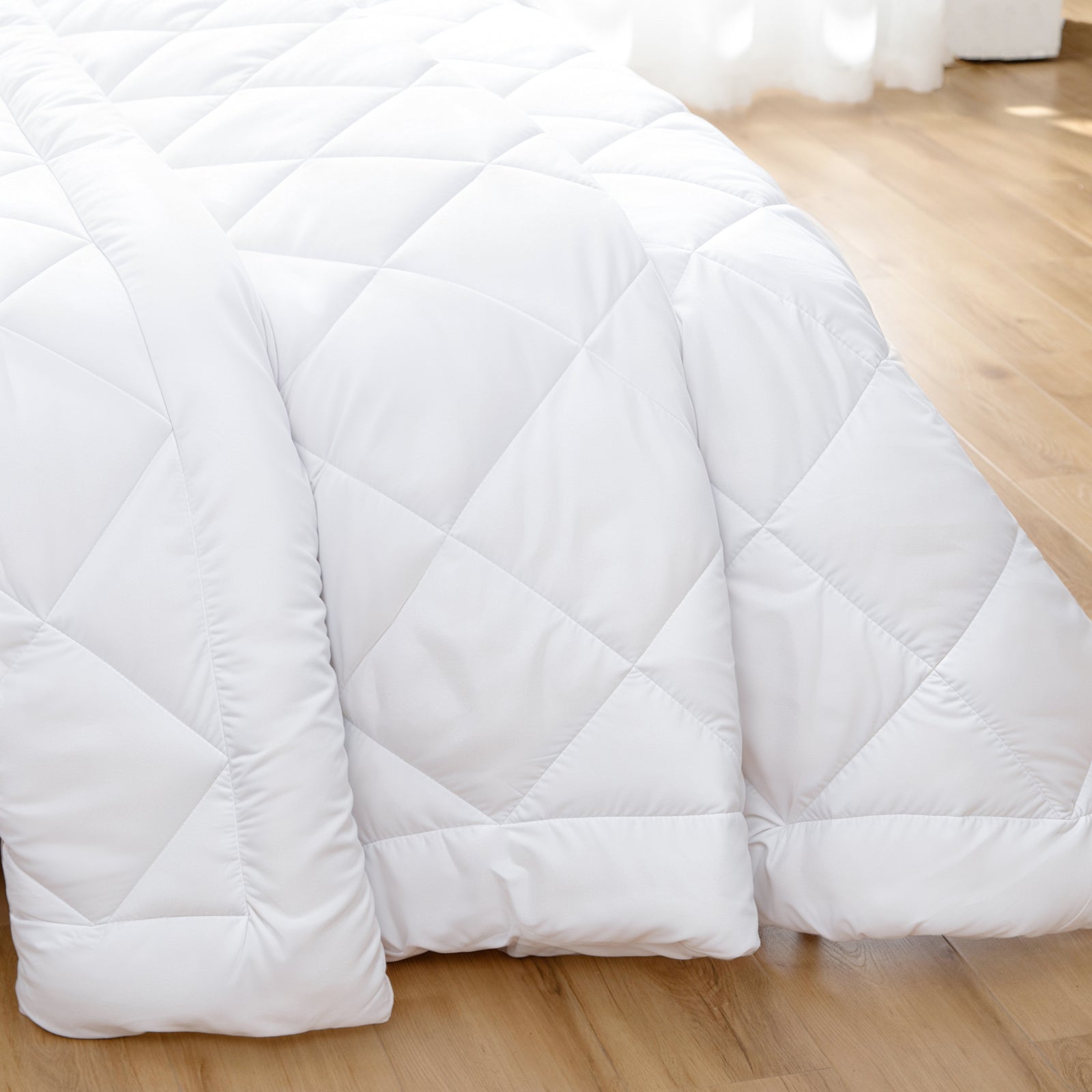 Quilts & Duvets: Microfiber/Bamboo Blend, Hypoallergenic & Antibacterial Quilt - Queen