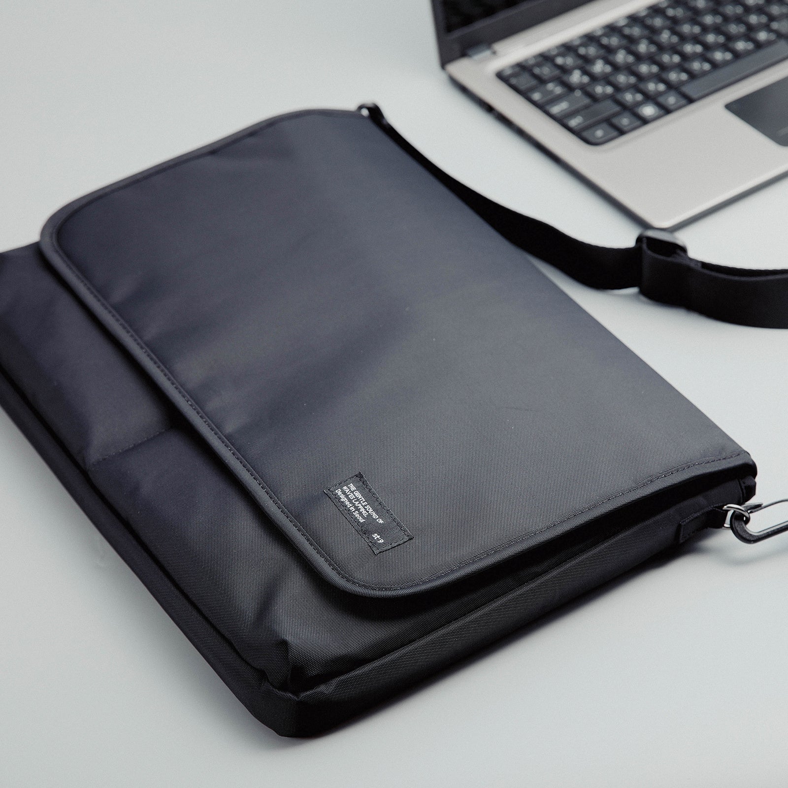 Tablets & Cases: 15.6/16 inch Laptop Sleeve Padded Shoulder Bag Travel Carry Case LATO BLACK