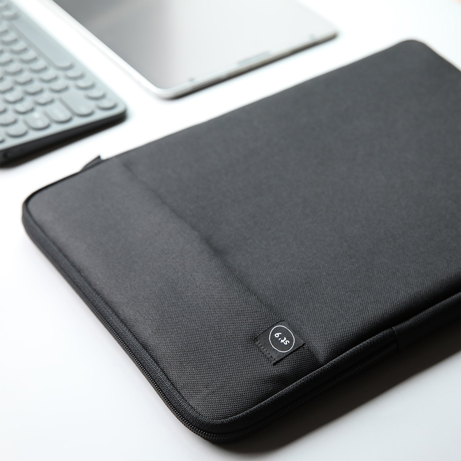 Tablets & Cases: 15 inch Laptop Sleeve Padded Travel Carry Case Bag L size LUKE BLACK