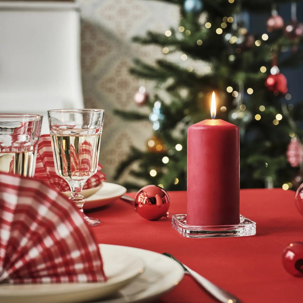 Christmas Decorations: 4 Pack Red Wax Pillar Advent Candles Xmas Wedding Party Table Room Centrepiece Decor Graduated sized 6 to 15cm High