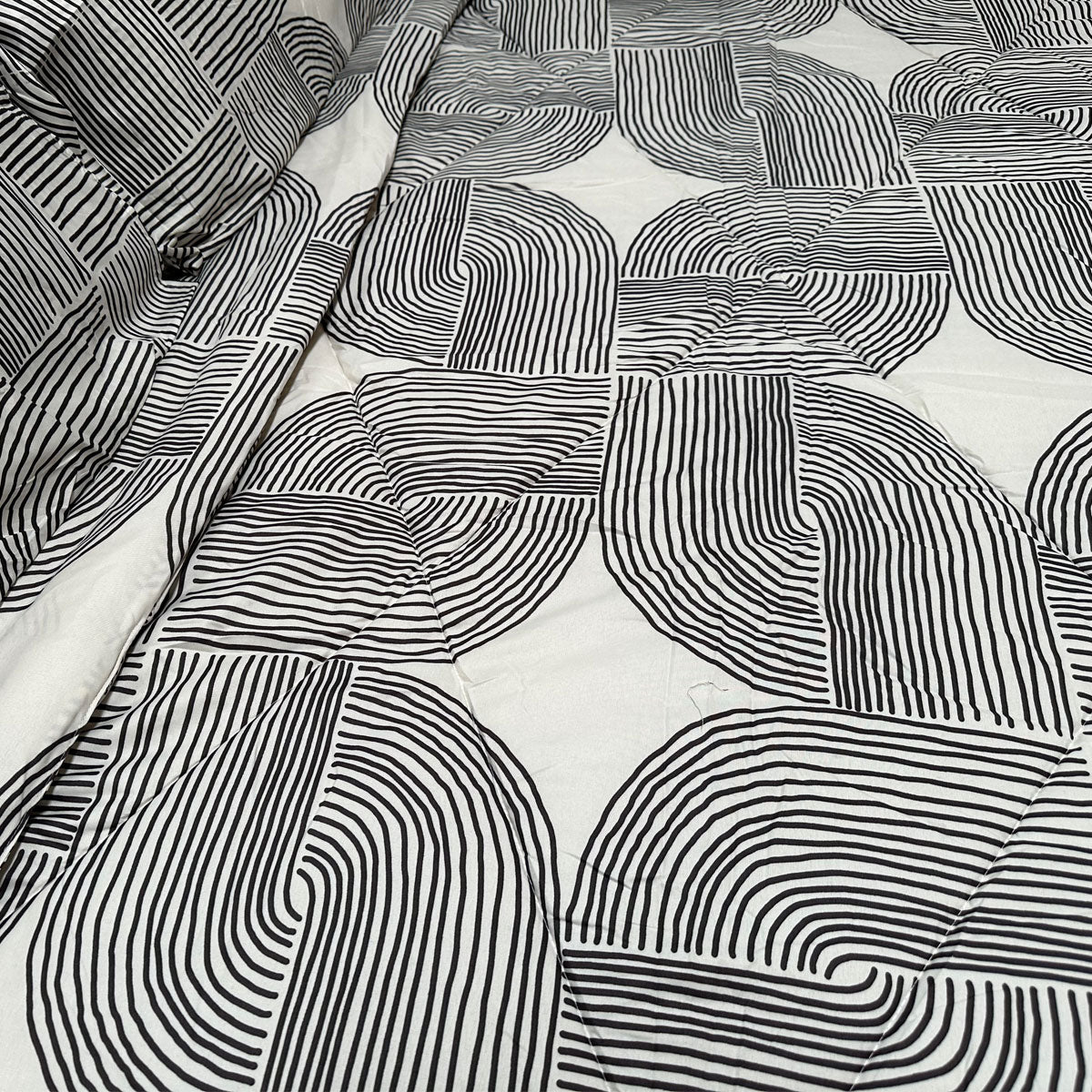 Quilts & Duvets: Hotel Living 3 Pce Light Weight Comforter Set Queen/King Oscar Curves