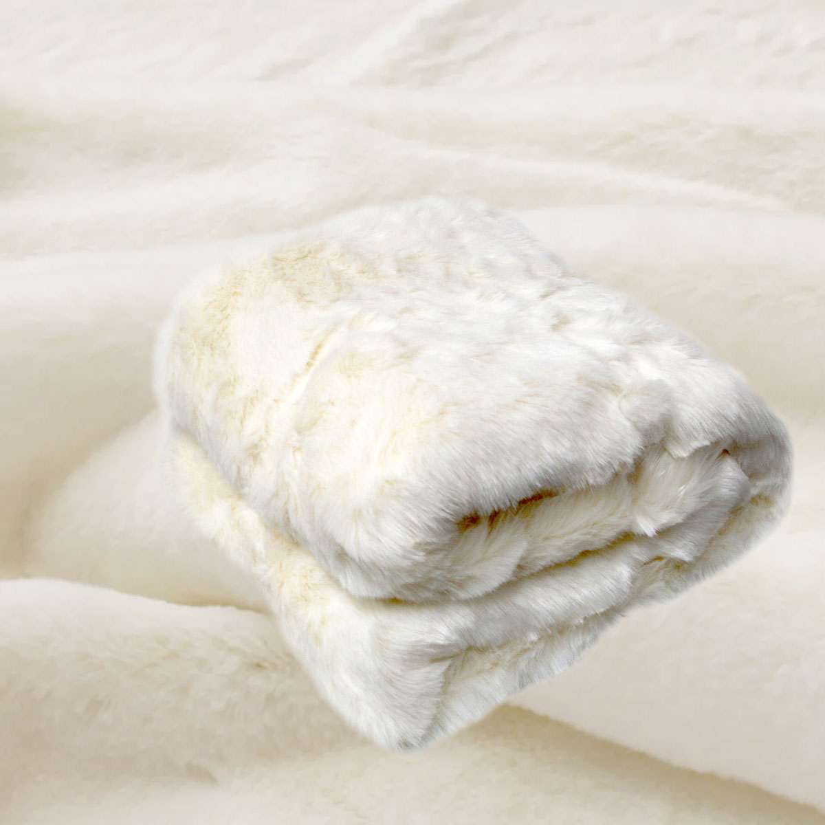 Blankets & Throws: Polar Bear Luxury Faux Fur Throw Rug 127 x 152 cm
