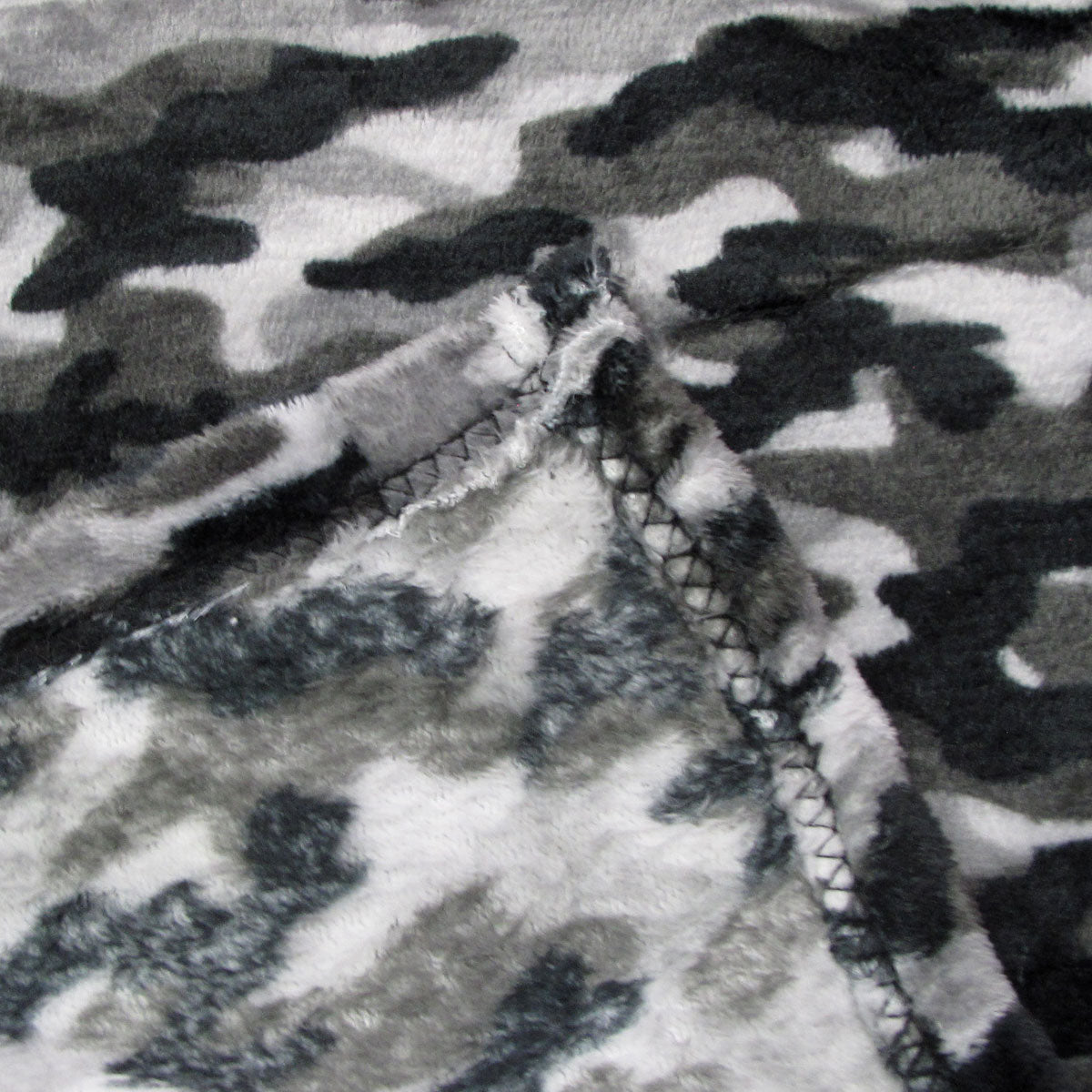 Blankets & Throws: 190GSM Boys Cool Ultra Soft Coral Fleece Throw 127 x 152cm Army Camouflage