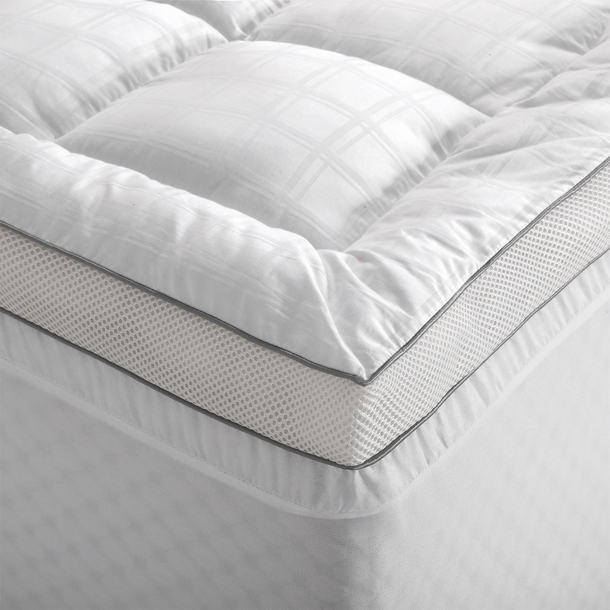 Mattress Protectors: Accessorize Deluxe Hotel Mattress Topper Queen