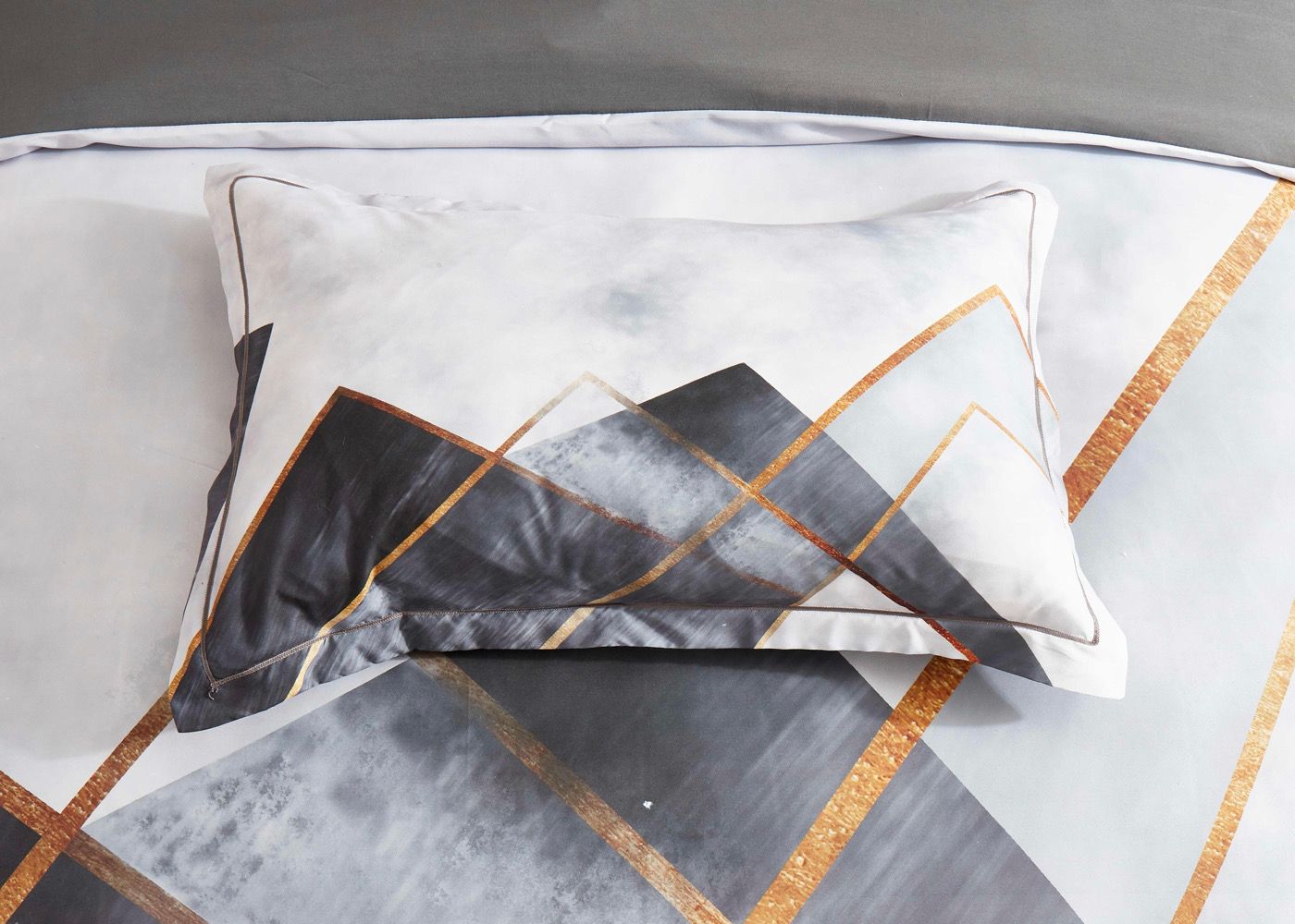 Duvet Covers: Dakuta Quilt Cover Set - Queen Size