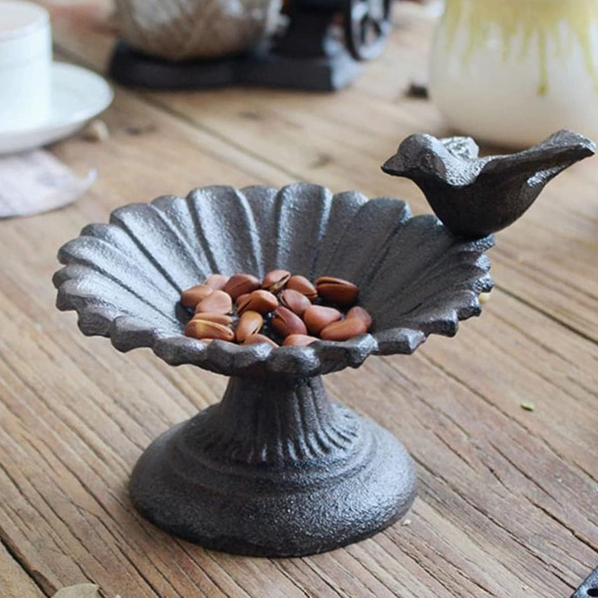 Bird Cage Accessories: Retro Petal Shaped Bird Feeder Hanging Decorative Outdoor Garden Bird Feeding