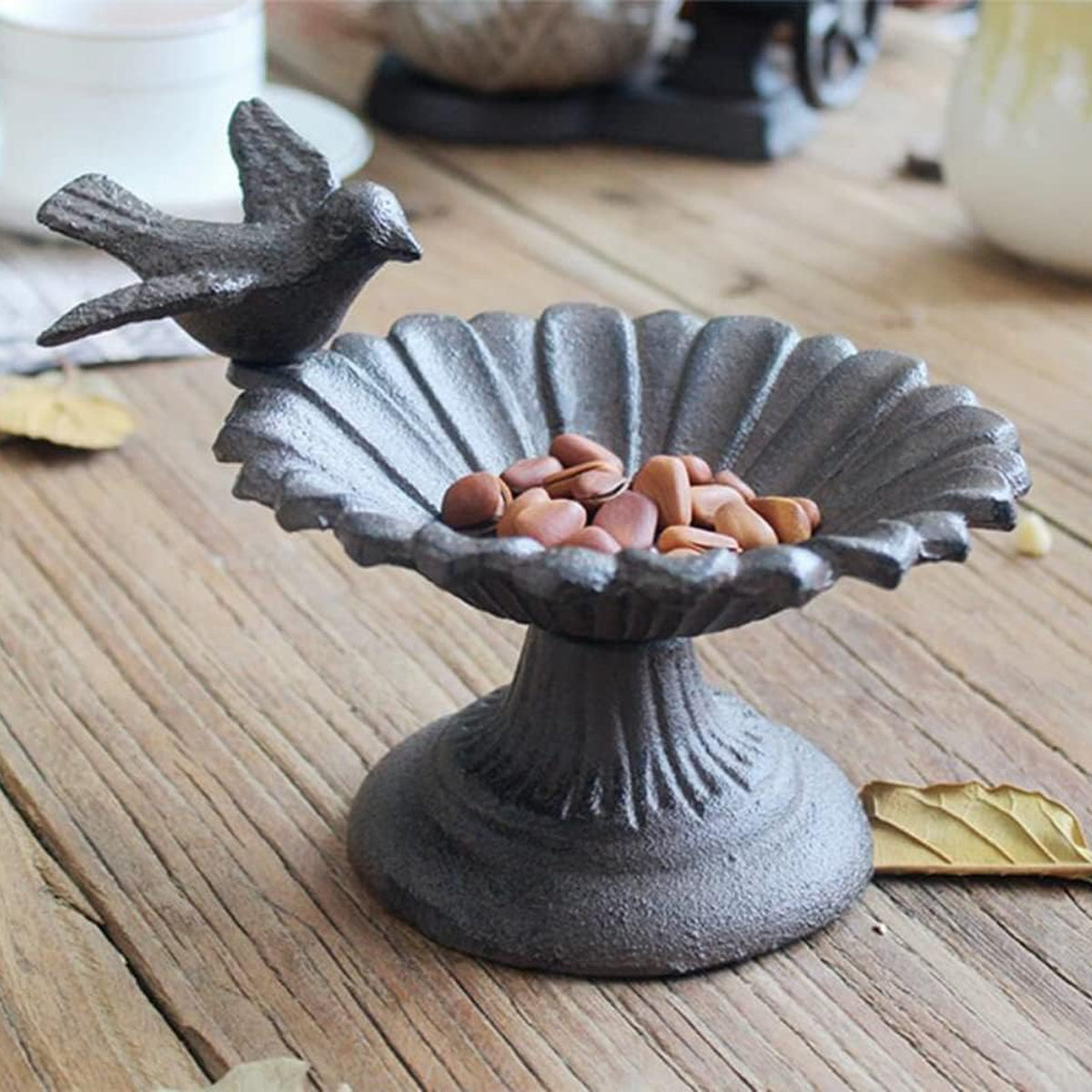 Bird Cage Accessories: Retro Petal Shaped Bird Feeder Hanging Decorative Outdoor Garden Bird Feeding