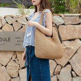 Men's Accessories: Large Capacity Fashion Woven Straw Shoulder Bag Simple Design for Everyday Use