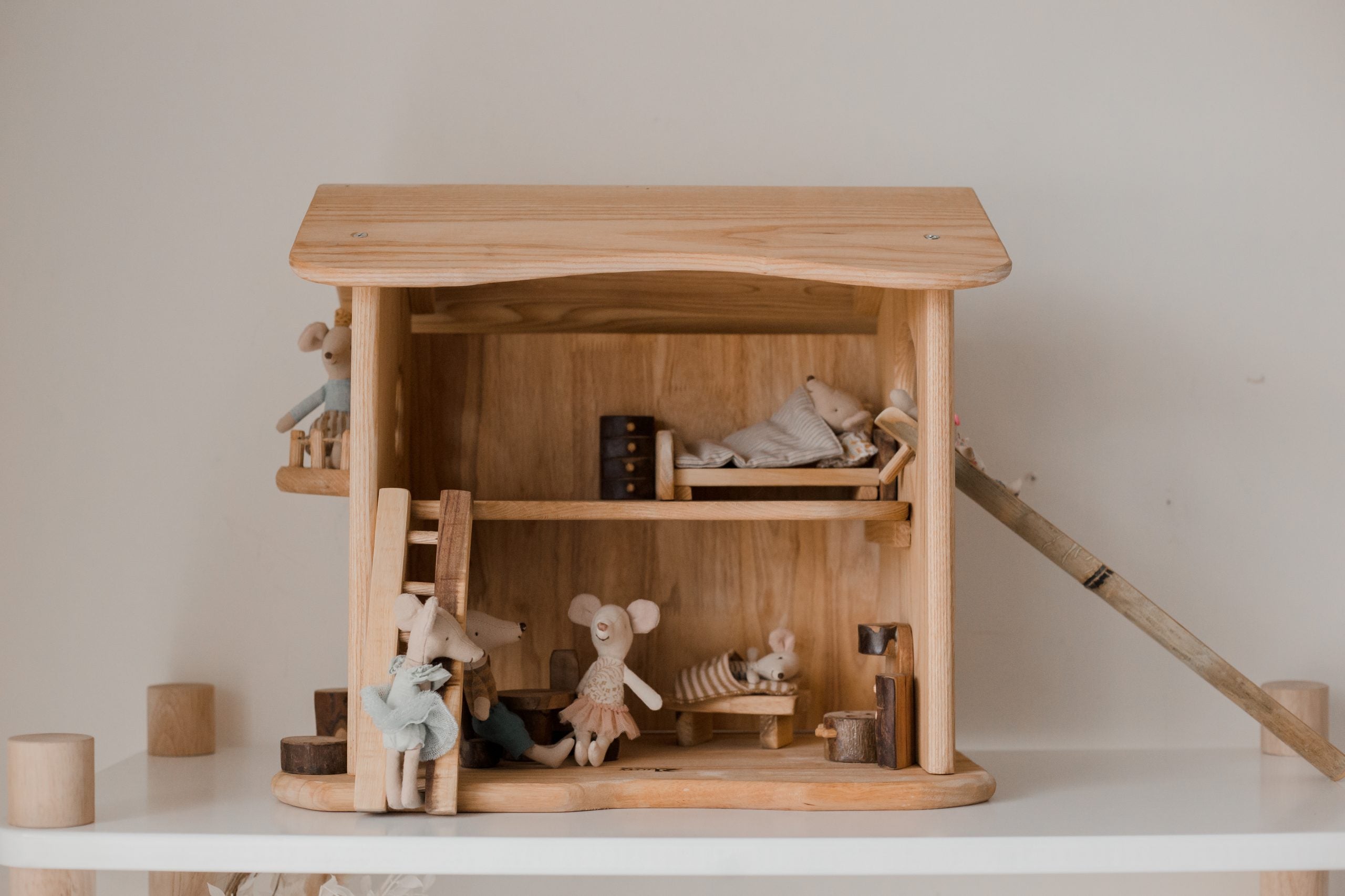 Dollhouses: Two Story Cottage House