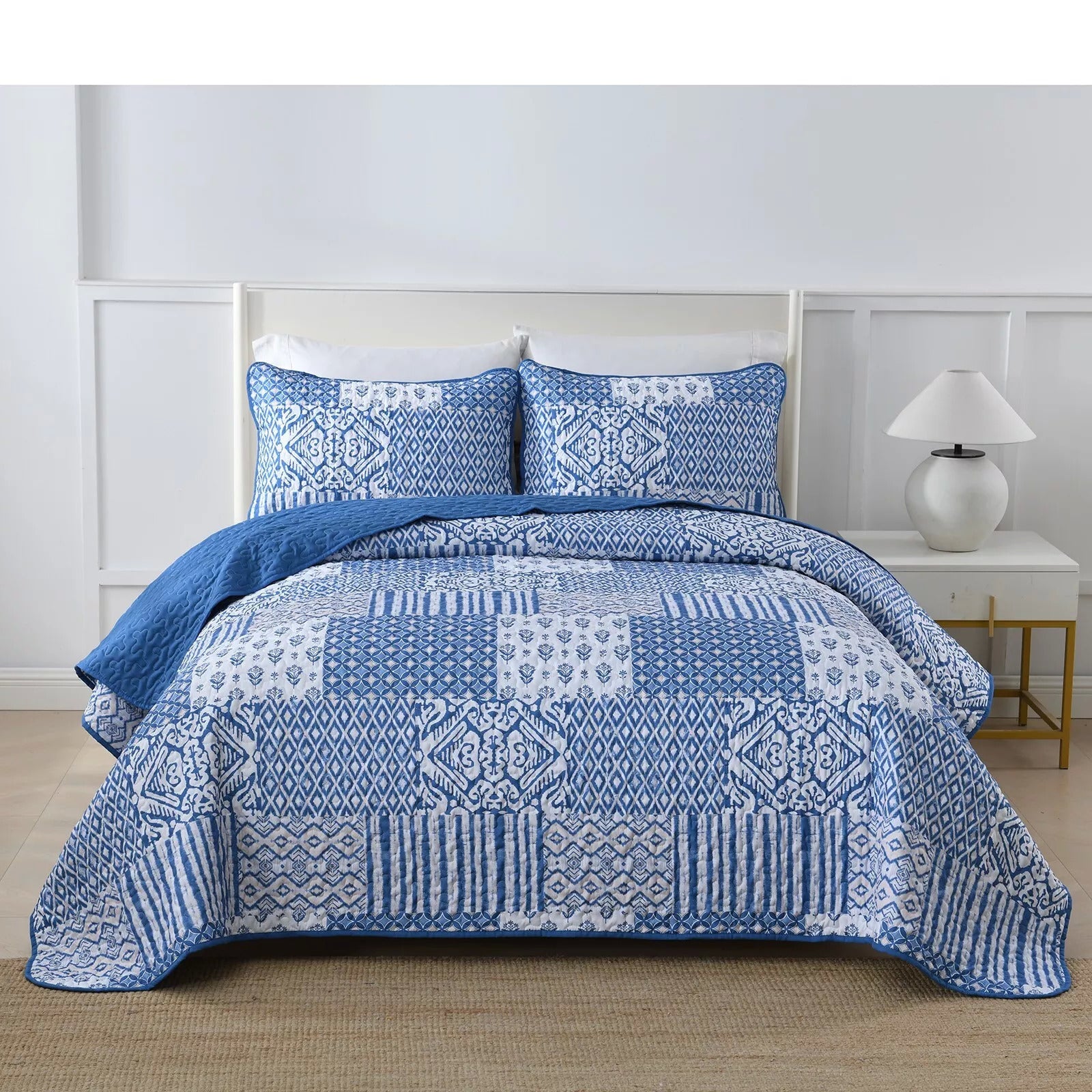 Blankets & Throws: Blissful Quilted bedspread and pillowcovers set: Relax in Style - Queen size