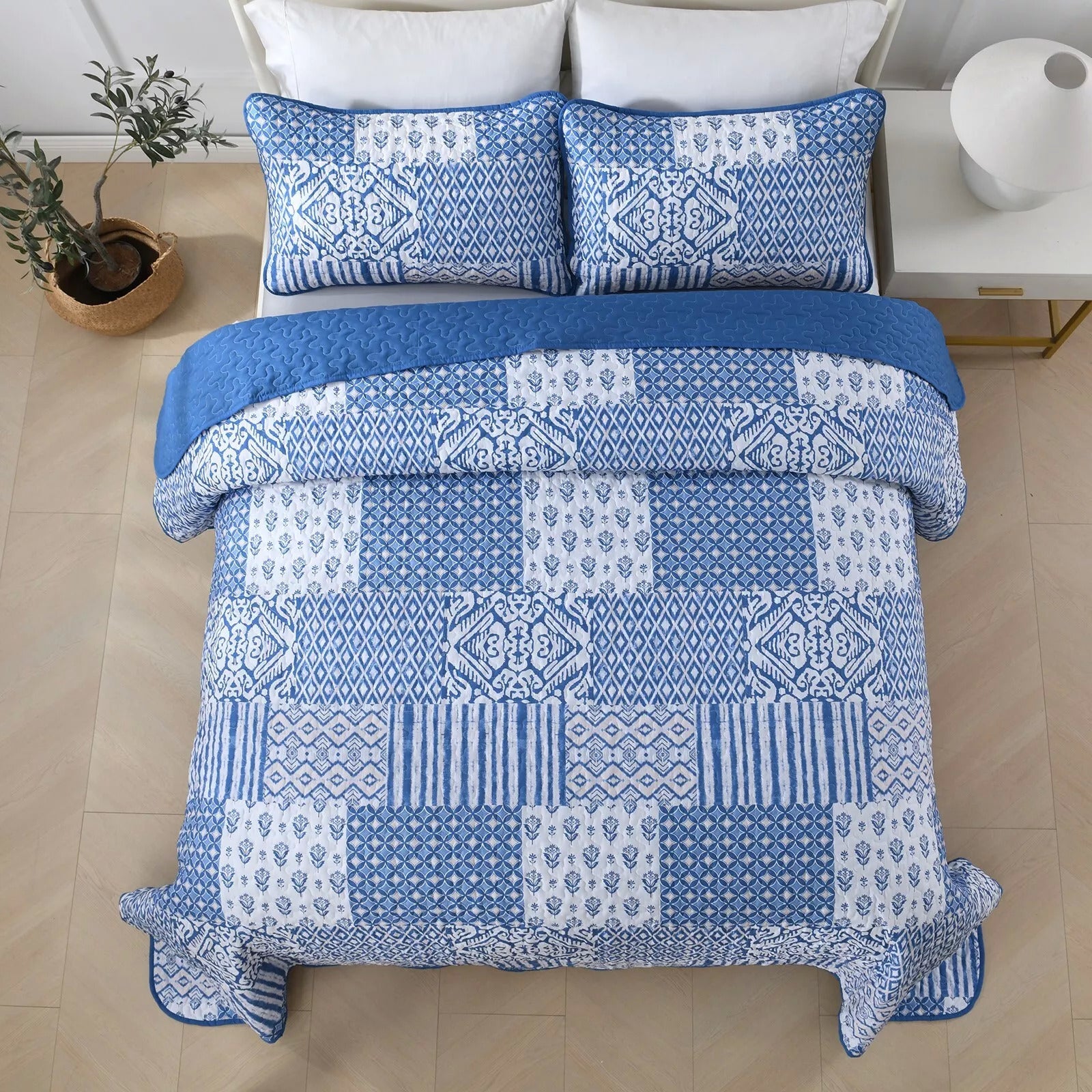 Blankets & Throws: Blissful Quilted bedspread and pillowcovers set: Relax in Style - Queen size