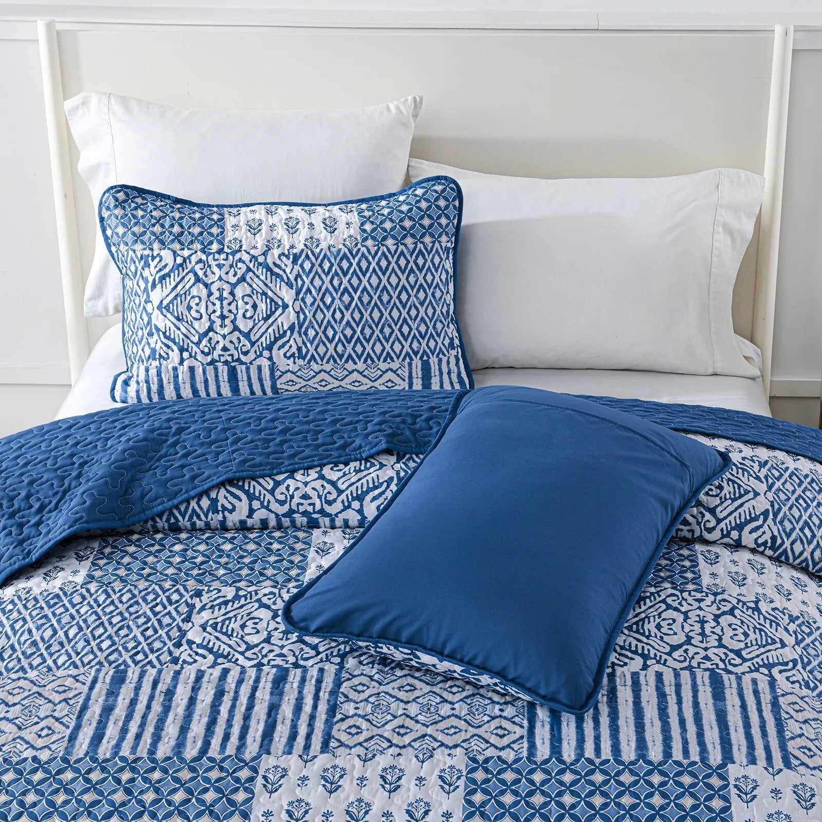 Blankets & Throws: Blissful Quilted bedspread and pillowcovers set: Relax in Style - Queen size