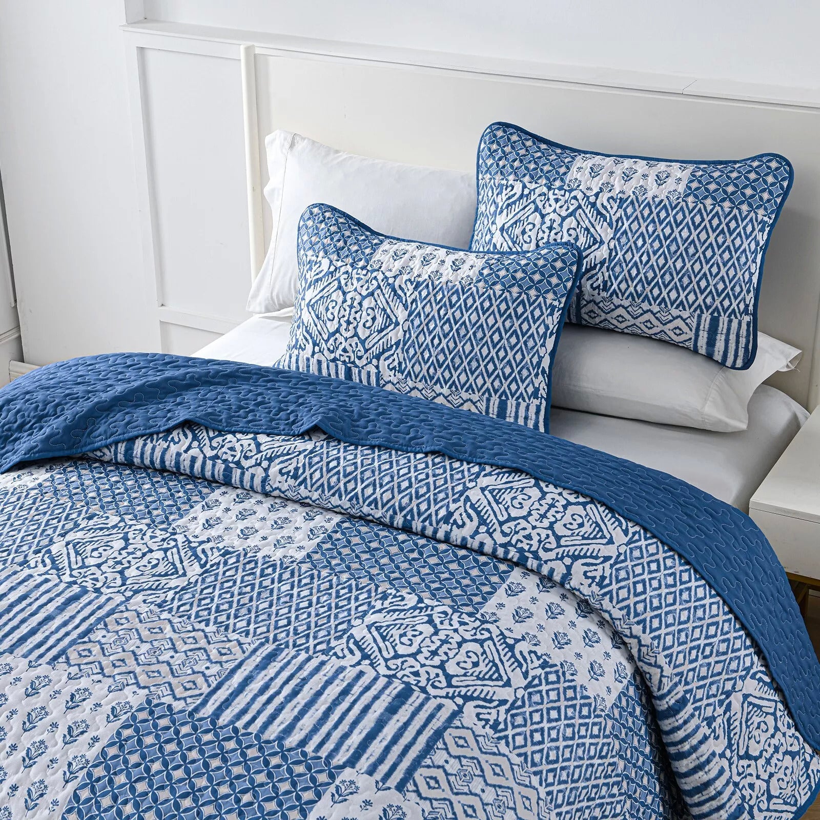 Blankets & Throws: Blissful Quilted bedspread and pillowcovers set: Relax in Style - Queen size