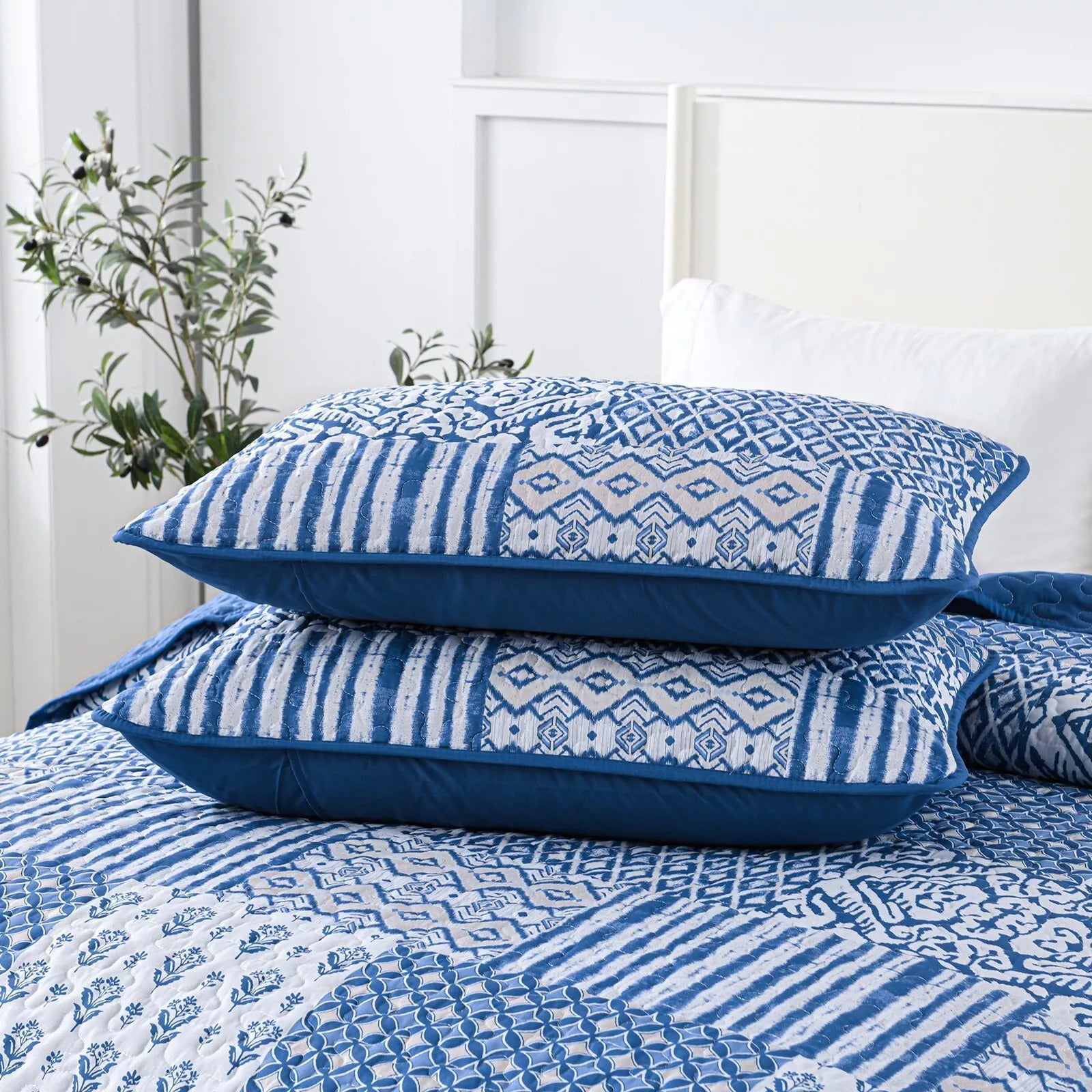 Blankets & Throws: Blissful Quilted bedspread and pillowcovers set: Relax in Style - Queen size