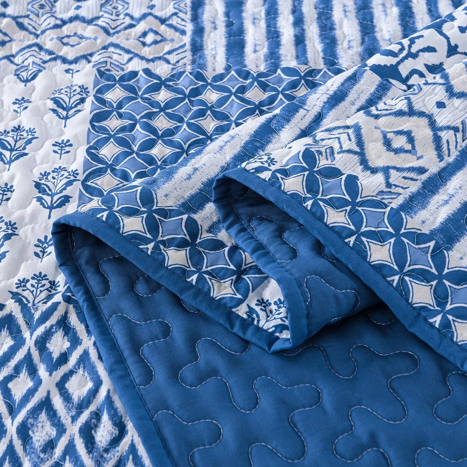 Blankets & Throws: Blissful Quilted bedspread and pillowcovers set: Relax in Style - Queen size