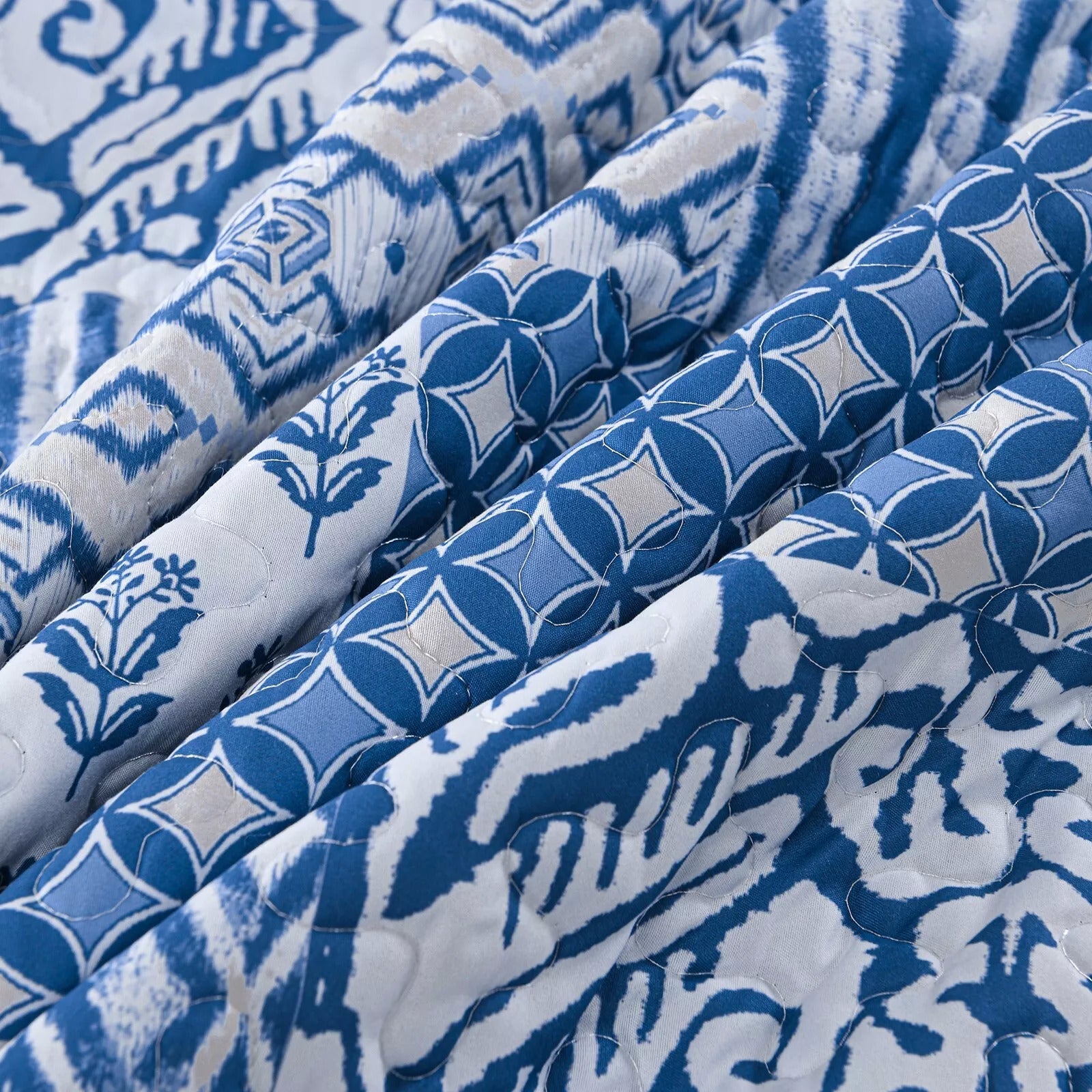 Blankets & Throws: Blissful Quilted bedspread and pillowcovers set: Relax in Style - Queen size