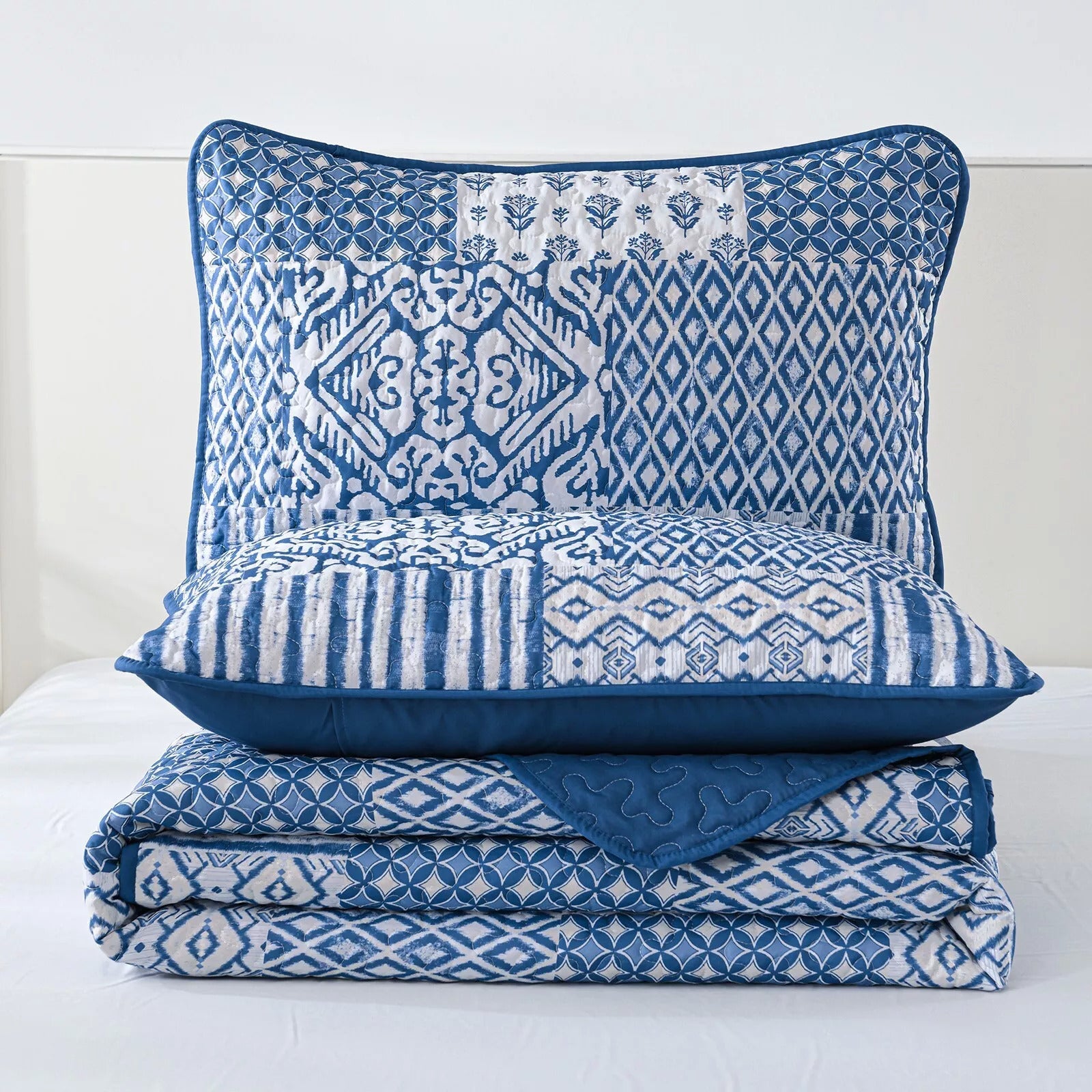 Blankets & Throws: Blissful Quilted bedspread and pillowcovers set: Relax in Style - Queen size