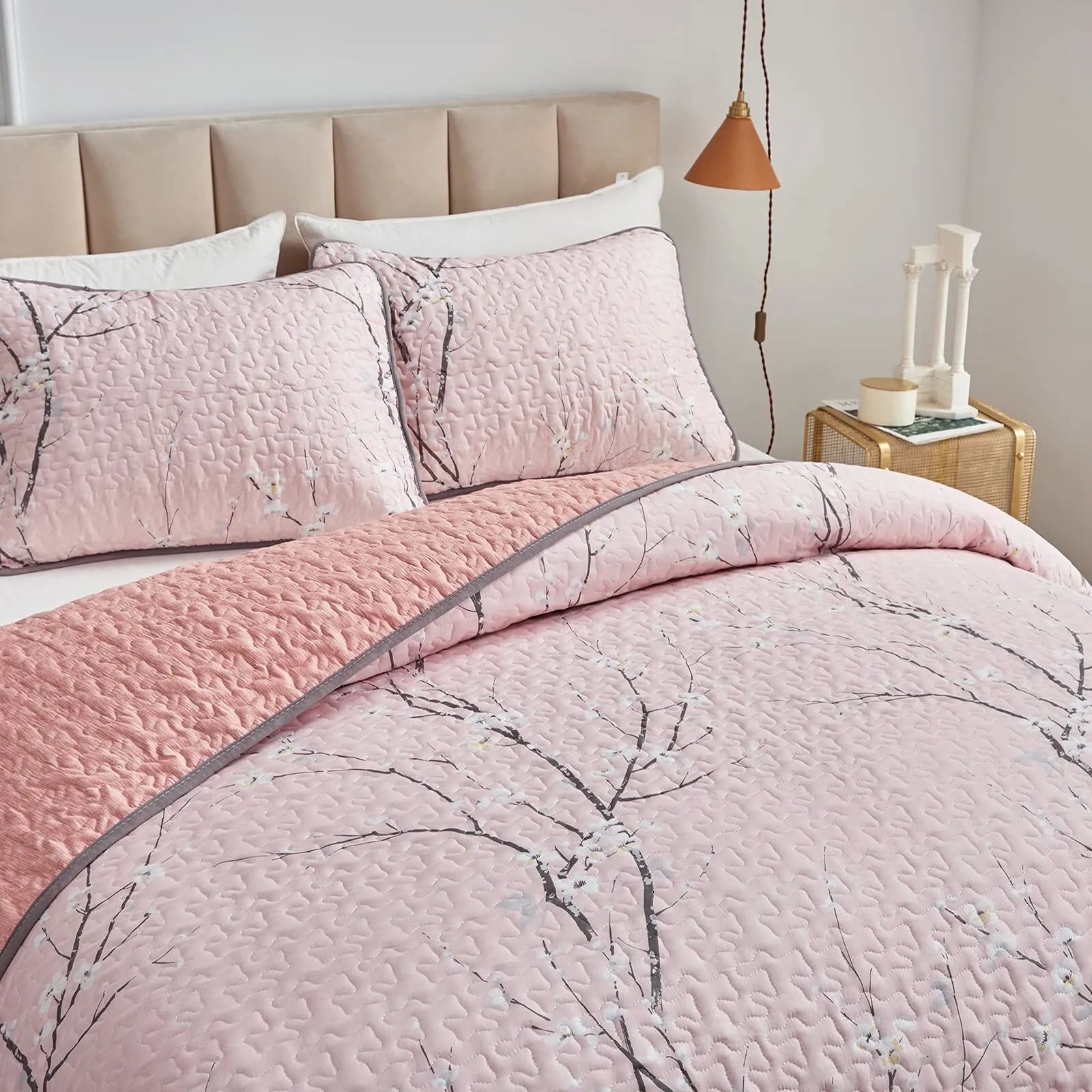 Blankets & Throws: Versatile Quilted Coverlet and Pillowcases Set: Adapts to Every Season - Queen size