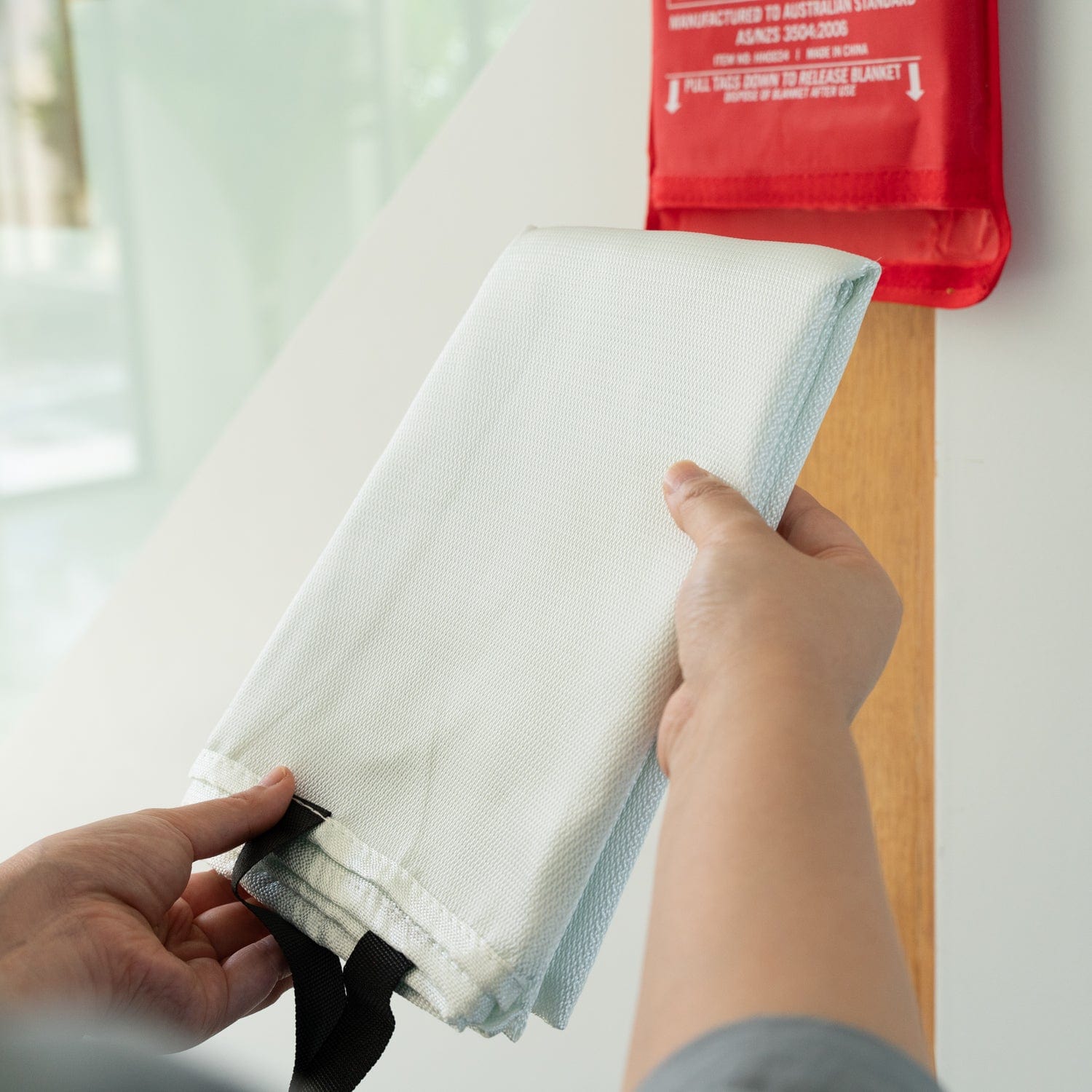 Caravan Accessories: Fibreglass Fire Extinguishing Blanket for Home Car Boat Caravan Safety 1m x 1m