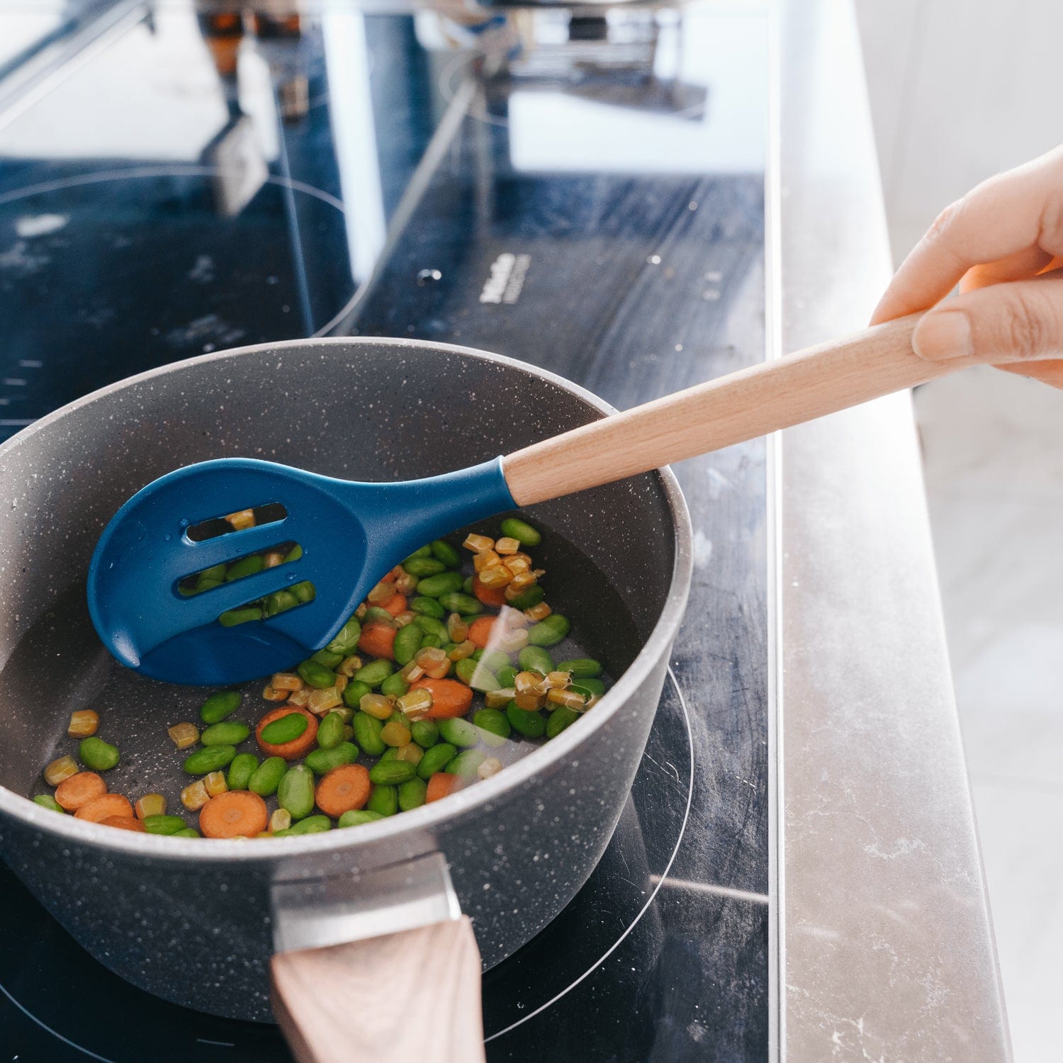 Cutlery: 2pcs Beechwood & silicone slotted spoon navy