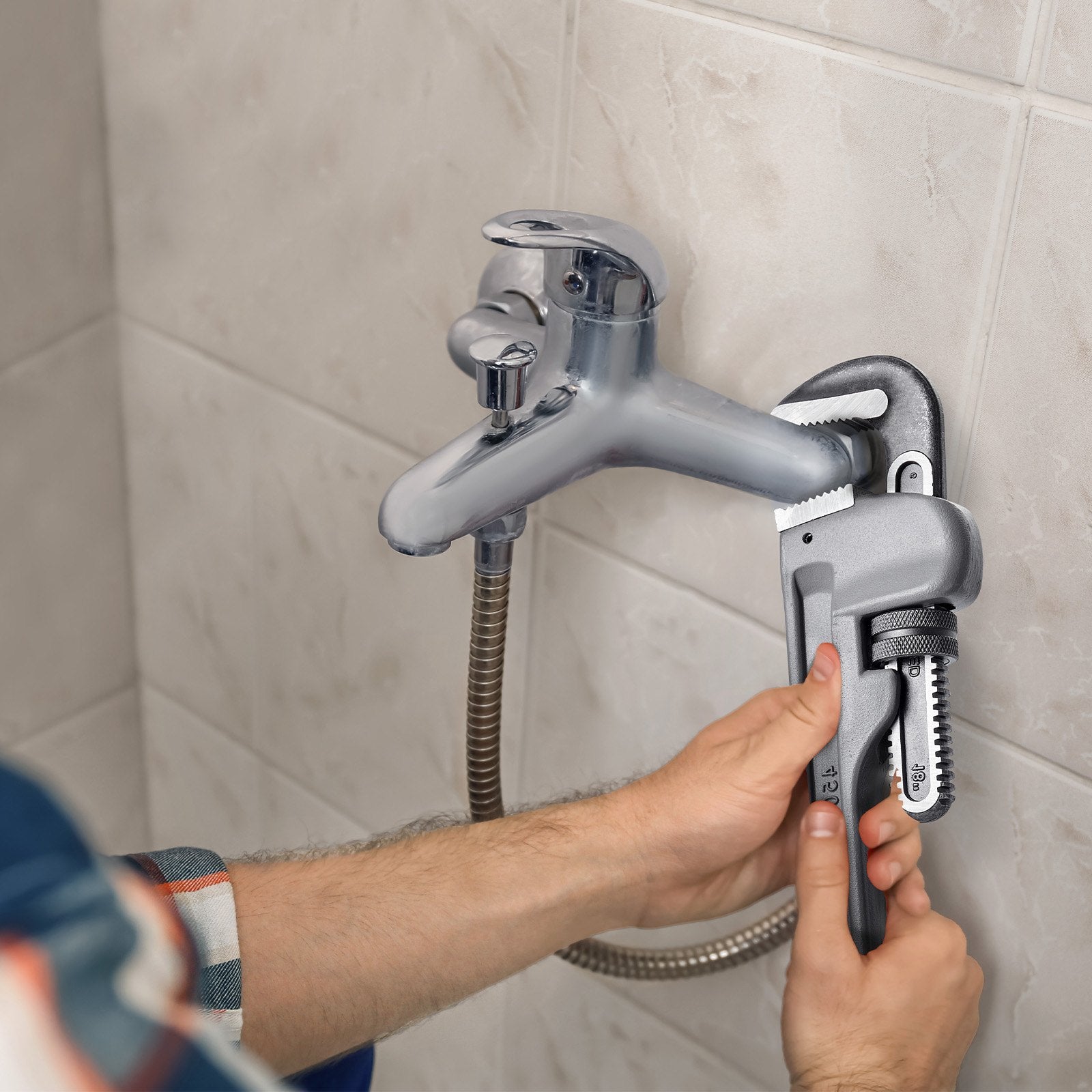 Greenhouses & Accessories: VEVOR Pipe Wrench, 18" Aluminum Straight Pipe Wrench, Adjustable Plumbing Wrench, with High Strength Jaw and Ergonomic Handle, Easy to Carry, Hangable Design, for Water Pipes, Automotive Repairs