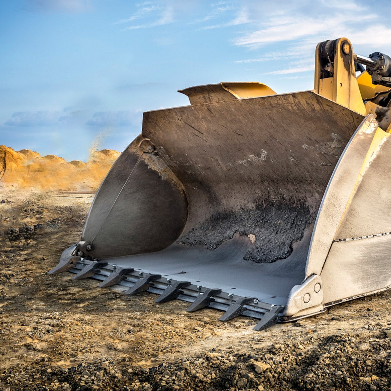 Automotive Parts: VEVOR Bucket Tooth Bar, 1650mm, Heavy Duty Tractor Bucket 8 Teeth Bar for Loader Tractor Skidsteer, 2000 kg Load-Bearing Capacity Bolt On Design, for Efficient Soil Excavation and Bucket Protection