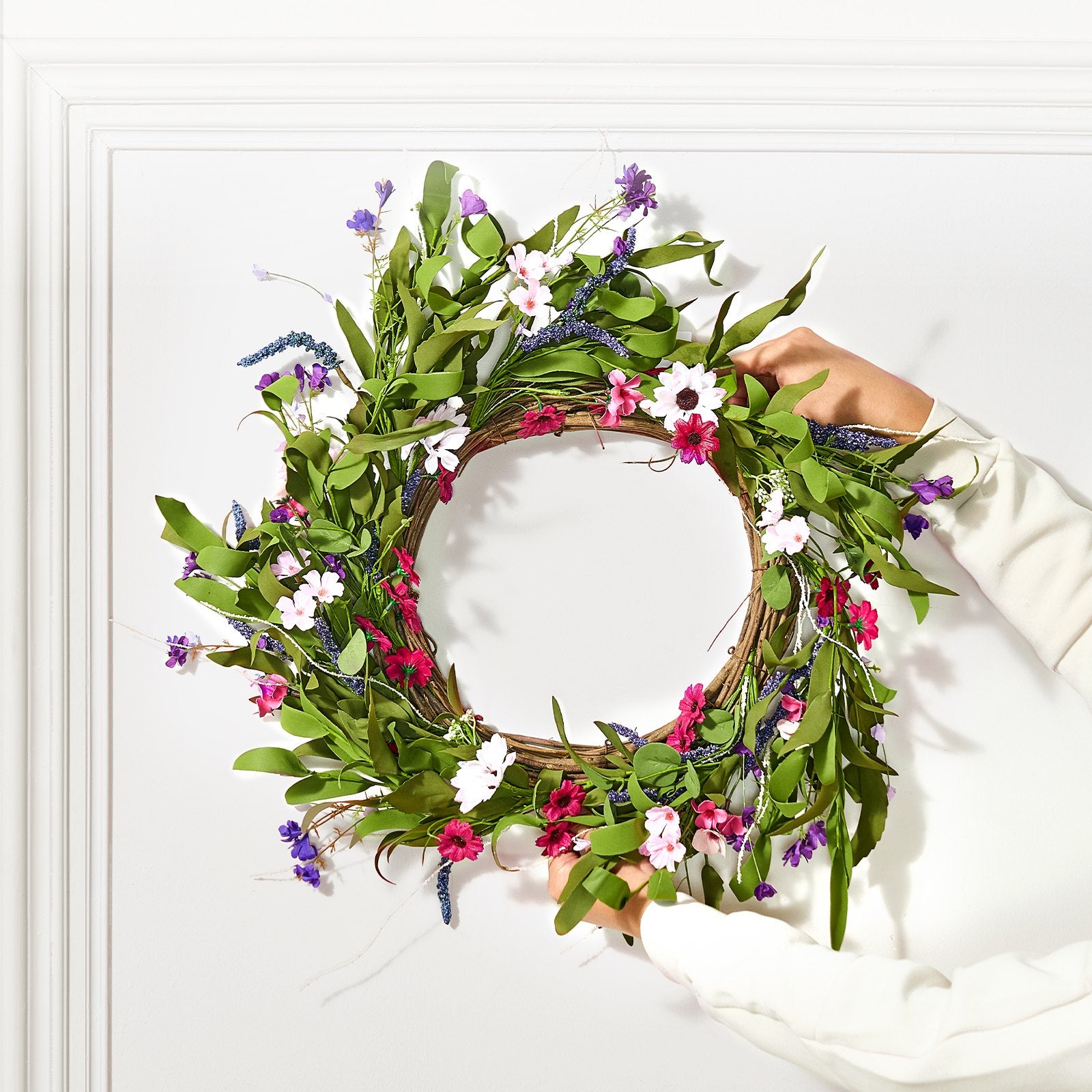 Christmas Wreaths & Garlands: VEVOR Artificial Decorative Wreath 55.88 cm Pink Green with Daisies Year Round