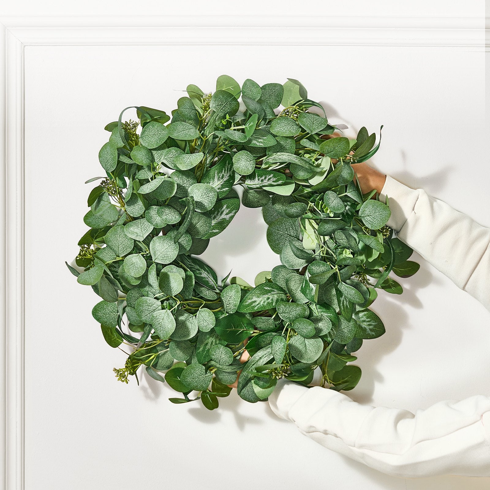 Garden Ornaments: VEVOR Artificial Decorative Wreath 66.04 cm Green Eucalyptus Leaves Year Round