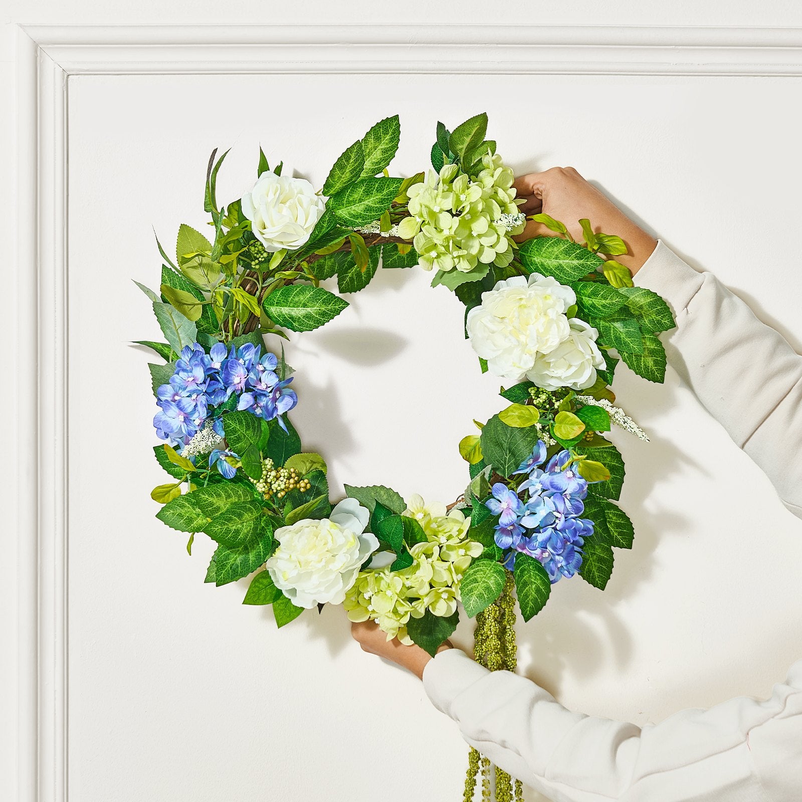 Garden Ornaments: VEVOR Artificial Decorative Wreath 58.42 cm Blue White Green Hydrangeas Roses